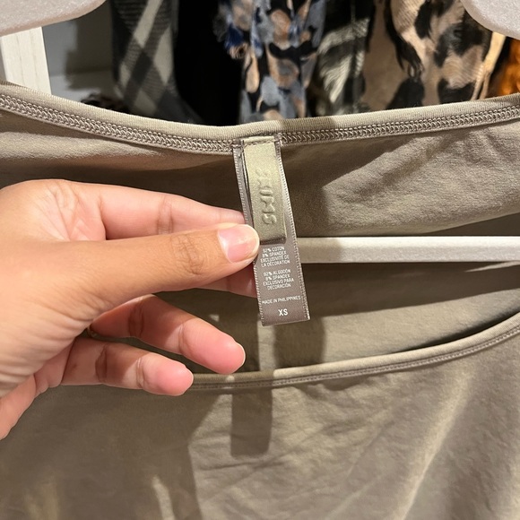 SKIMS Vintage Scoop Long Sleeved T-Shirt - Picture 2 of 3